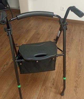 Andador con ruedas y bolsa
