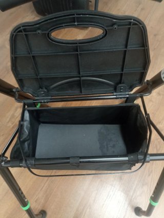 Andador con ruedas y bolsa