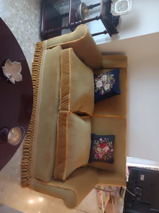 Sofá de 2 plazas con cojines decorativos