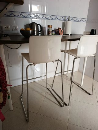 Taburetes de Cocina Altos Blancos y Plateados