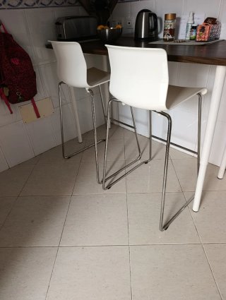 Taburetes de Cocina Altos Blancos y Plateados
