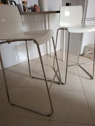Taburetes de Cocina Altos Blancos y Plateados