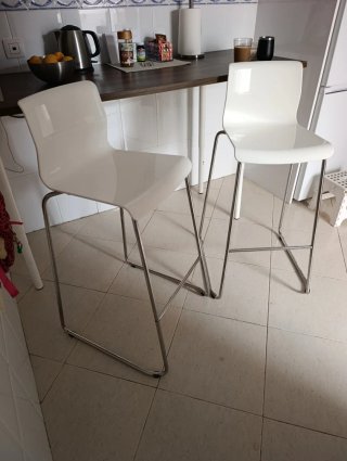 Taburetes de Cocina Altos Blancos y Plateados