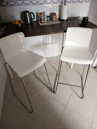 Taburetes de Cocina Altos Blancos y Plateados