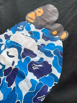 Camiseta BAPE azul y negra