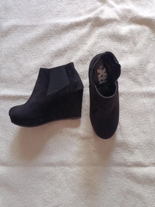 Botines de cuña negros