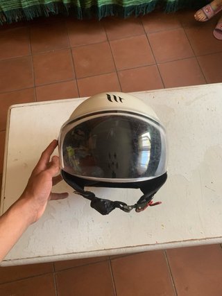 Casco de moto blanco con visera
