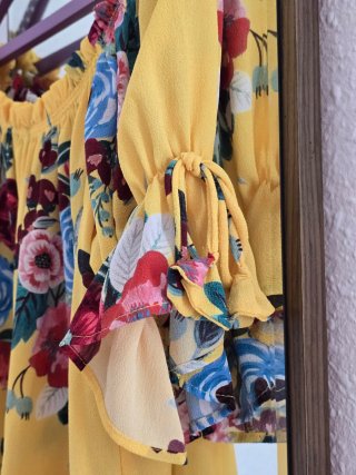 Blusa amarilla floral manga acampanada