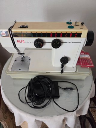 Máquina de coser Alfa eléctrica