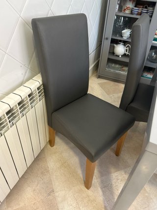 Mesa y 4 sillas comedor/cocina.