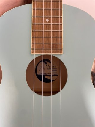 Ukelele Tenor Fender + Funda + Cinta