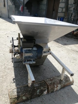 Estrujadora de uvas a motor LENA