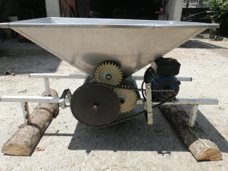 Estrujadora de uvas a motor LENA