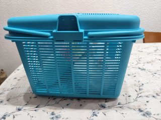 Cesta de picnic azul y multicolor