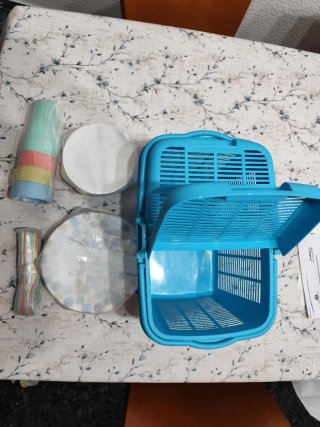 Cesta de picnic azul y multicolor