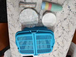 Cesta de picnic azul y multicolor