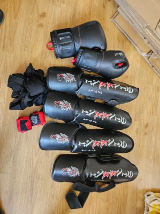 Equipo Kickboxing: Guantes y Tibiales