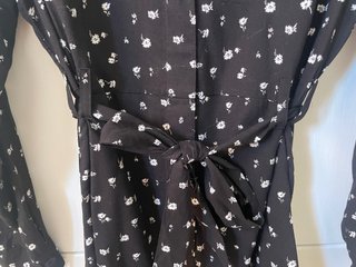 Vestido negro corto floral DIVIDED Talla 40