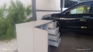 Cómoda blanca de madera