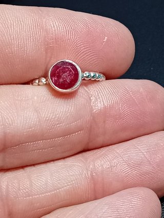 Anillo Plata Ley rubí facetado