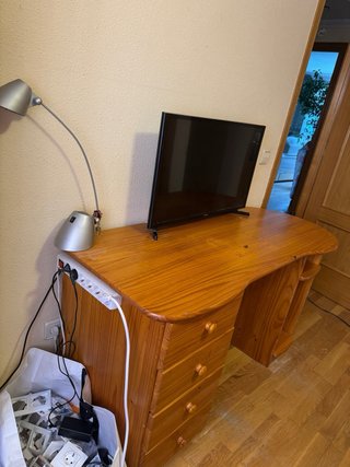 Escritorio de madera 1,33 cm de largo 75 cm ancho.