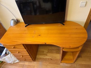 Escritorio de madera 1,33 cm de largo 75 cm ancho.