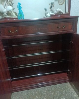 Mueble de madera marrón