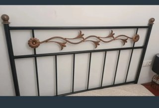 Mueble de madera marrón
