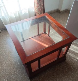 Mueble de madera marrón