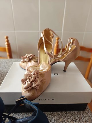 Zapatos de tacón dorados y azules
