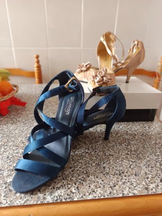 Zapatos de tacón dorados y azules