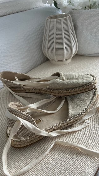 Sandalias beige con cordones 40