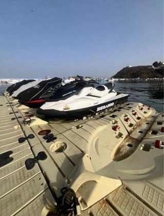 Moto de agua Sea-Doo negra y blanca