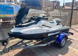 Moto de agua Sea-Doo negra y blanca