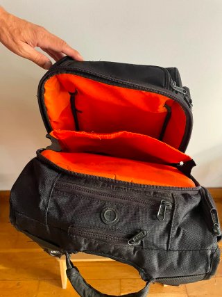 Mochila UDG DJ Negra y Naranja
