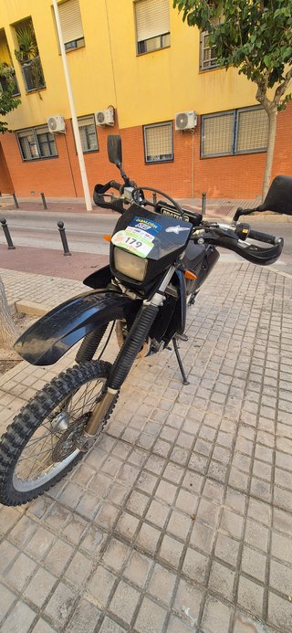 Suzuki Enduro Negra