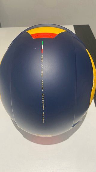 Casco de moto azul y amarillo