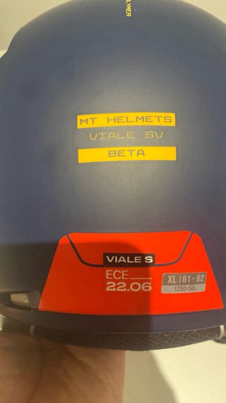 Casco de moto azul y amarillo