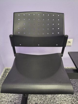 2 Sillas Recepción con Mesa Negra de madera