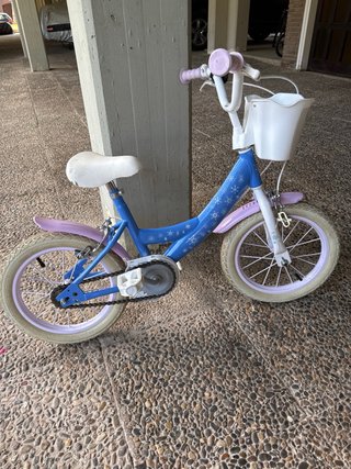 Bicicleta infantil azul con cesta