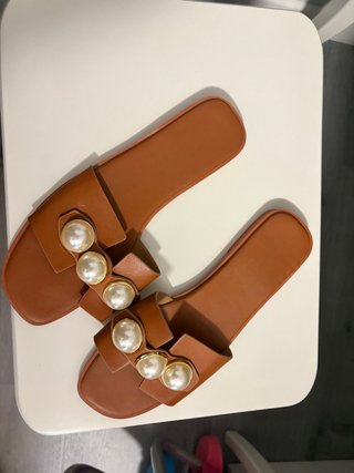 Sandalias planas con perlas