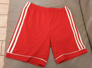 Pantaloncino Adidas rosso con strisce bianche