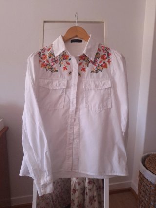 Camisa branca com bordado floral