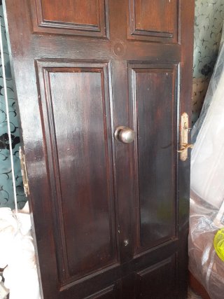Puerta de entrada madera oscura
