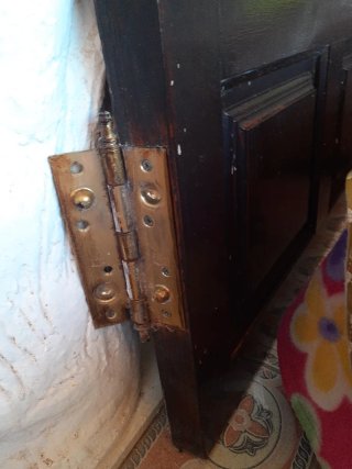 Puerta de entrada madera oscura