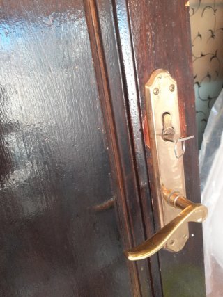 Puerta de entrada madera oscura