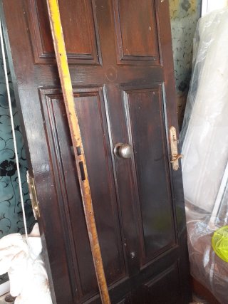 Puerta de entrada madera oscura