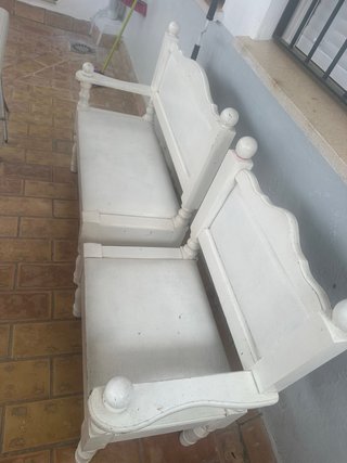 Bancos de madera blancos