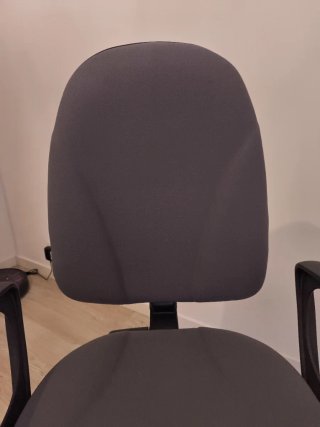 Silla de oficina ergonómica gris