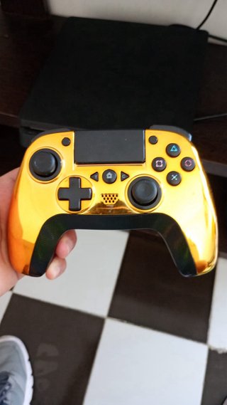 PS4 Slim 500GB Negra con Mando Dorado